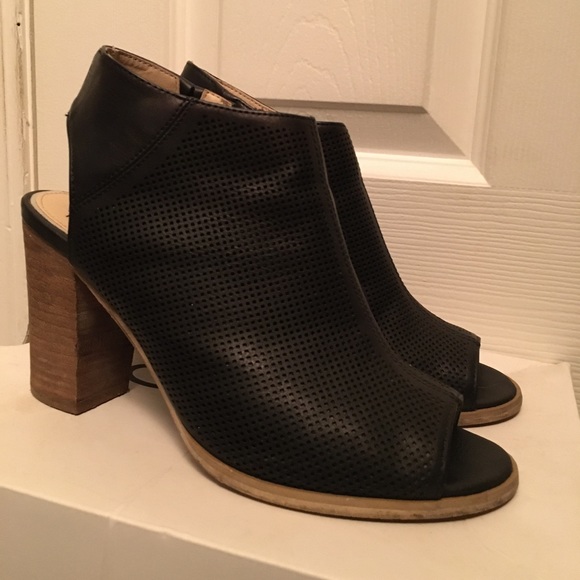 Steve Madden sandal shoe. - Picture 2 of 2